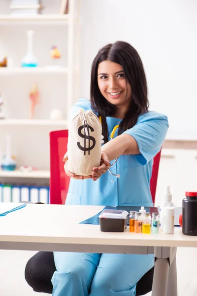 Jonge mooie vrouwelijke arts werkzaam in de kliniek — Stockfoto