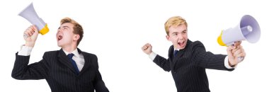 Beyaz hoparlörü ile genç adam 