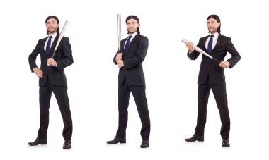 Beyazların üzerinde beysbol sopası olan adam.