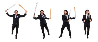 Beyaz izole yarasa tutarak siyah elbiseli genç zarif adam