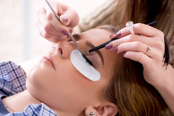 Young woman getting eyelash extension — Stock Photo, Image