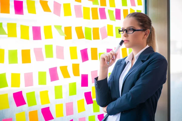 Beautiful female employee with many conflicting priorities — Stock Photo, Image