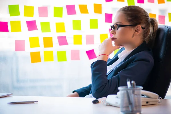 Vacker kvinnlig anställd med många motstridiga prioriteringar — Stockfoto