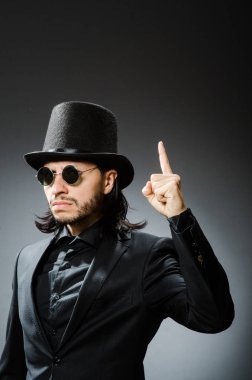 Siyah şapkalı bir adamın klasik konsepti.
