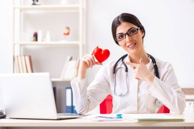 Kalp bakımı konsepti olan genç bir doktor