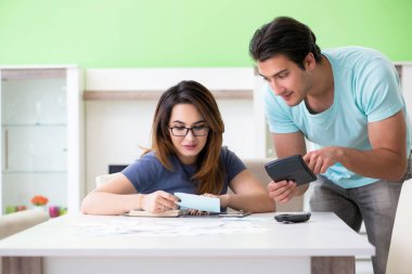 Genç aile kişisel finansla boğuşuyor