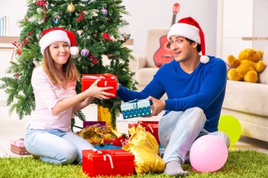 Genç çift Noel 'i evde kutluyor.