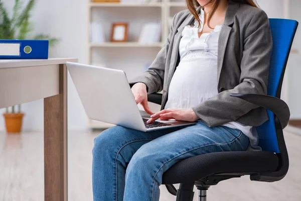 Pregnant Woman Struggling Pain Office — Stock Photo, Image