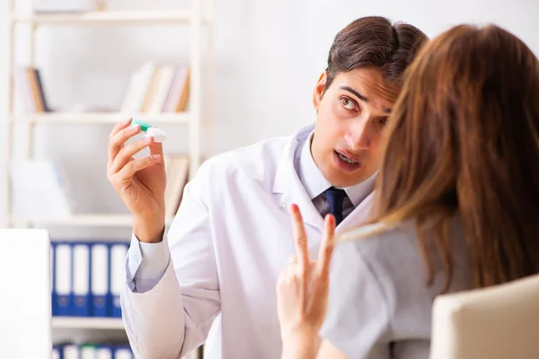 Mujer joven que visita al oftalmólogo médico masculino en el hospital — Foto de Stock