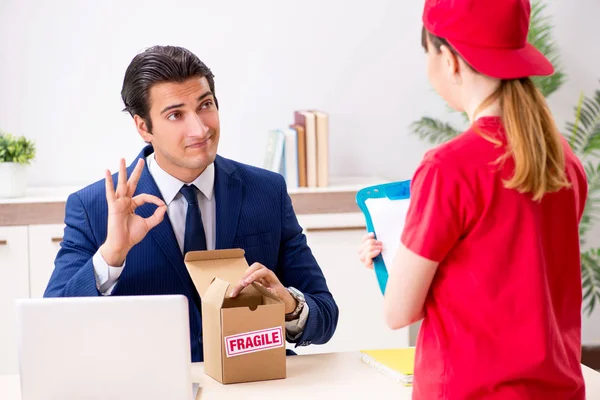 Courier delivering parcel to the office — Stock Photo, Image