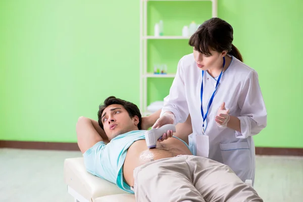 Hombre joven visitando radiólogo para procedimiento de ultrasonido — Foto de Stock