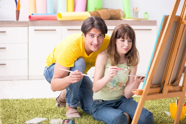 Pareja Joven Disfrutando Pintura Casa — Foto de Stock