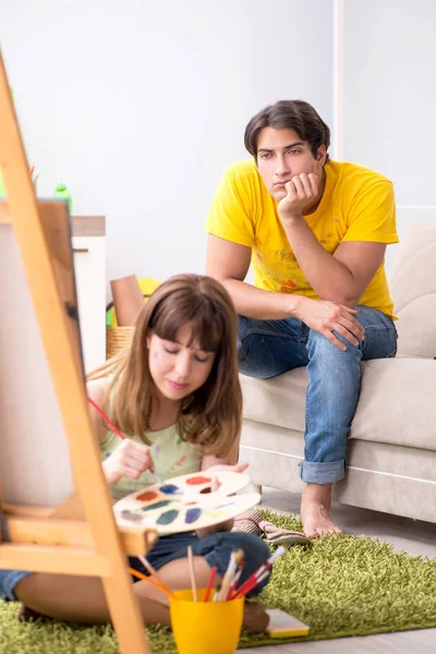 若い夫婦が家で絵を楽しむ — ストック写真