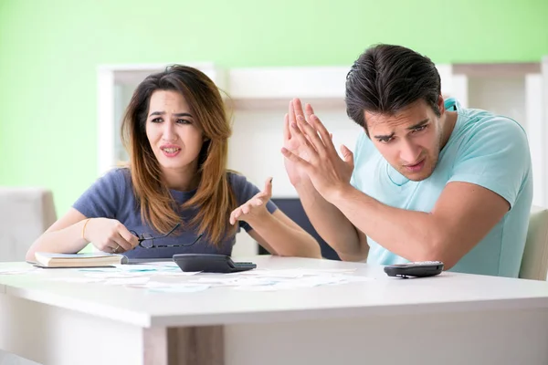 Jonge familie worstelt met persoonlijke financiën — Stockfoto