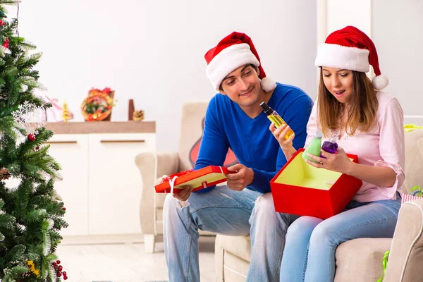 家でクリスマスを祝う若いカップルは — ストック写真