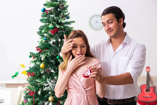 Man making marriage proposal at christmas day — Stock Photo, Image