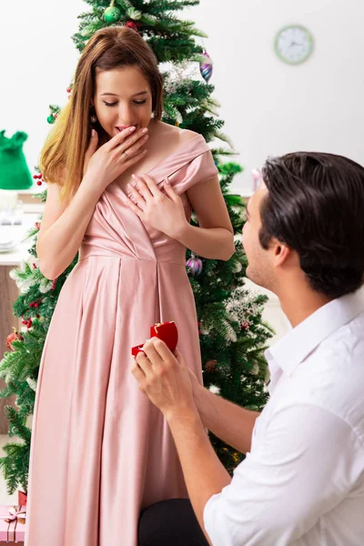 Homem fazendo proposta de casamento no dia de Natal — Fotografia de Stock