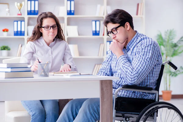 Niepełnosprawny student uczący się i przygotowujący do egzaminów na studia — Zdjęcie stockowe