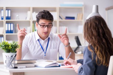 Satış yardımcısı müşteriyle işlemi tartışıyor