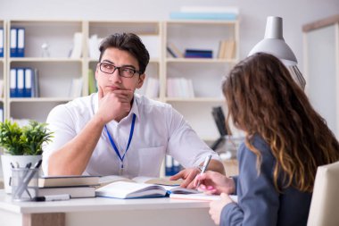 Satış yardımcısı müşteriyle işlemi tartışıyor