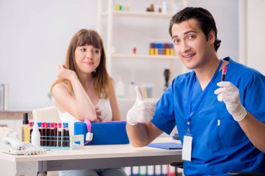 Kan testi örnekleme işlemi sırasında genç bir hasta.  