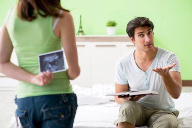 Genç aile hamileliği öğreniyor.