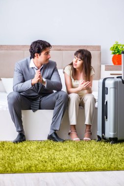 Karısı kocasını iş gezisine uğurluyor.