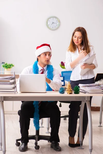 Man and woman working at the office on Cristmass eve — Stock Photo, Image