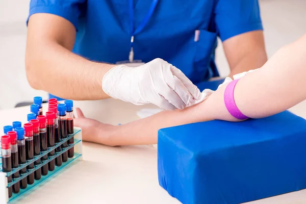 Mladý pacient během odběru vzorků krve — Stock fotografie