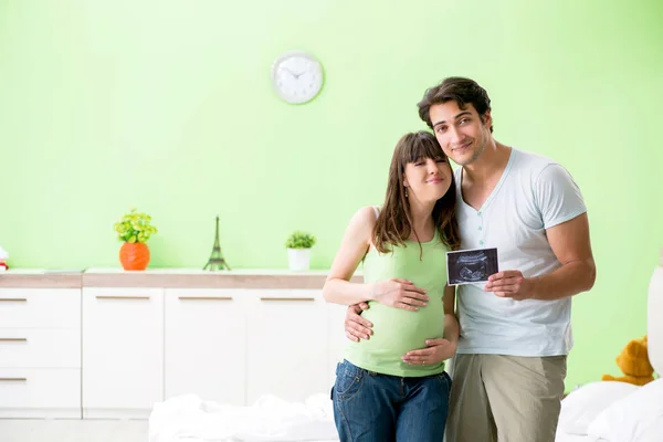 年轻的家庭知道怀孕的事 — 图库照片