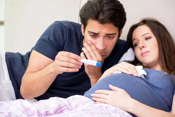 Giovane marito prendersi cura di sua moglie incinta — Foto Stock