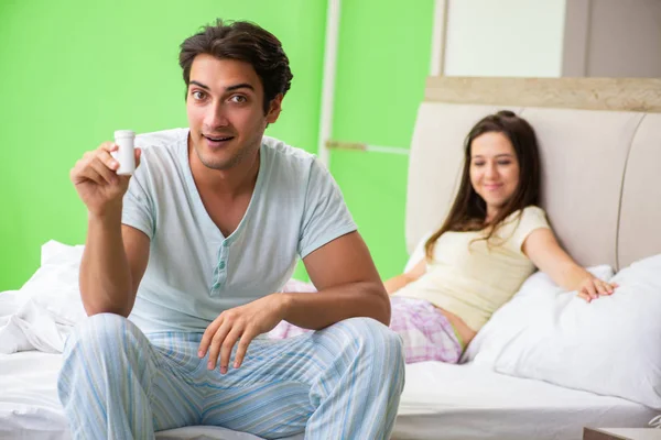 Hombre usando pastillas para la satisfacción de la mujer — Foto de Stock