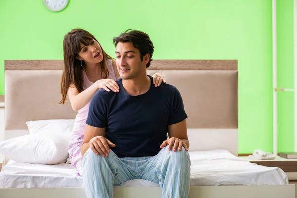 Vrouw doet massage naar haar man in slaapkamer — Stockfoto