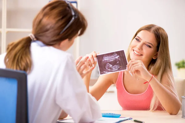 Krásná těhotná žena na návštěvě ženského gynekologa — Stock fotografie