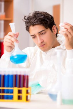 Laboratuvarda çalışan genç bir biyokimyacı. 