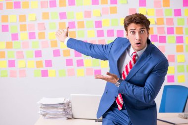 Çelişkili öncelikler konseptinde genç yakışıklı bir adam 