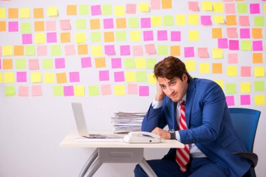 Çelişkili öncelikler konseptinde genç yakışıklı bir adam 