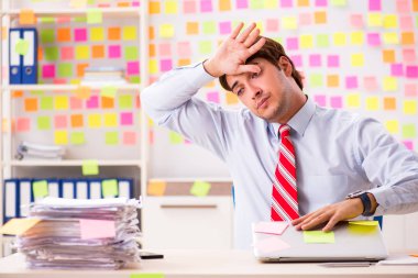 Çelişkili öncelikler konseptinde genç yakışıklı bir adam 