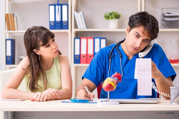 Ung patient besöker läkare kardiolog — Stockfoto