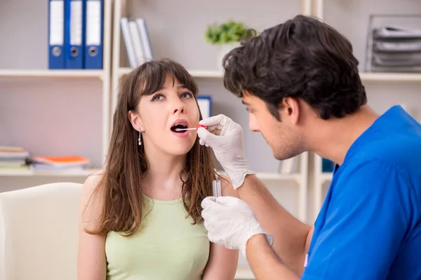 Mujer joven que visita al médico dentista masculino para extirpar el sarro —  Fotos de Stock