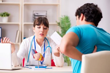 Genç hasta, doktor kardiyoloğu ziyaret ediyor. 