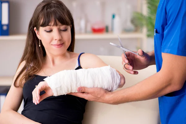 Ung Kvinna Med Bandage Arm Besöker Manlig Läkare Traumotolog — Stockfoto