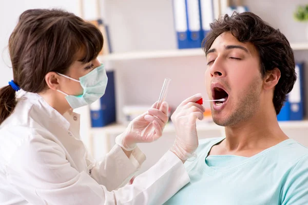 Mladý pohledný muž navštíví ženský lékař zubař pro odstranění — Stock fotografie