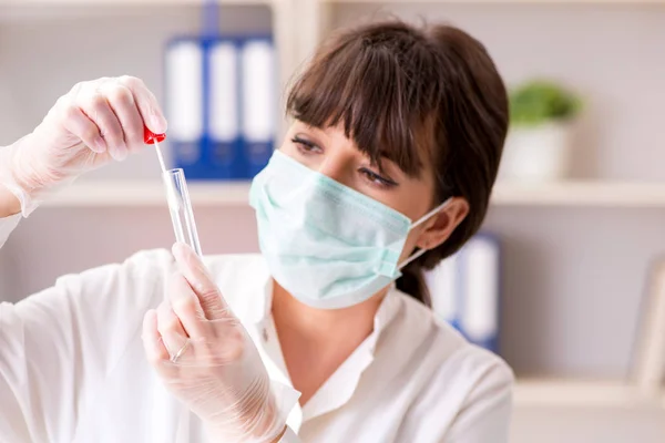 Joven hombre guapo visitando dentista médico femenino para la eliminación de — Foto de Stock