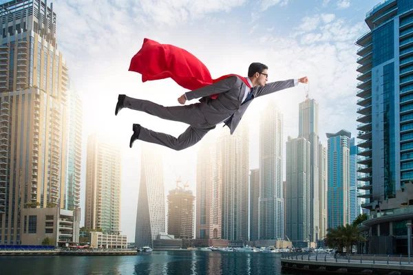 Süper kahraman iş adamı şehrin üzerinde uçuyor. — Stok fotoğraf