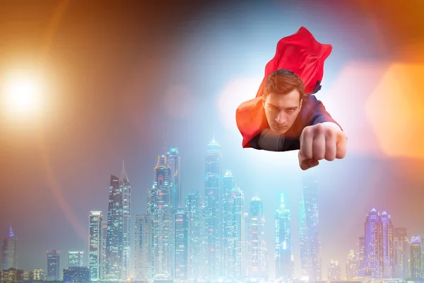 Супергеройский бизнесмен пролетел над городом — стоковое фото