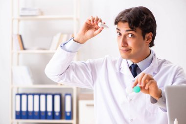 Fahişelerde kontakt lensleri olan genç ve yakışıklı bir doktor.