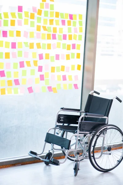 Mladý pohledný muž na invalidním vozíku s mnoha protichůdných priorit — Stock fotografie