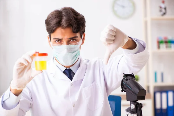 Junge hübsche Chemikerin arbeitet im Labor — Stockfoto