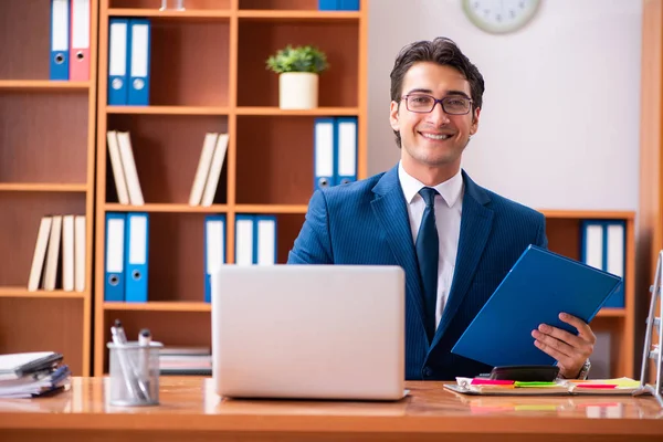 Ung stilig affärsman arbetar på kontoret — Stockfoto